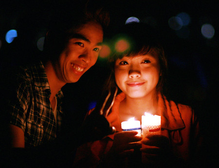 Giới trẻ Hà thành thắp nến đón Giờ Trái Đất