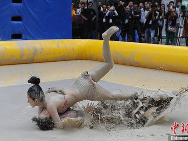 Thiếu nữ mặc bikini, đấu vật trong bùn