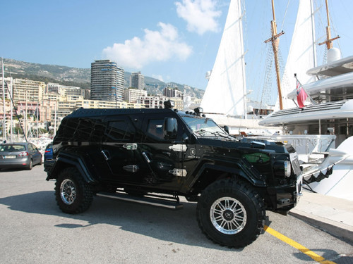 Cận cảnh xe bọc thép dũng mãnh giá 1,5 triệu USD