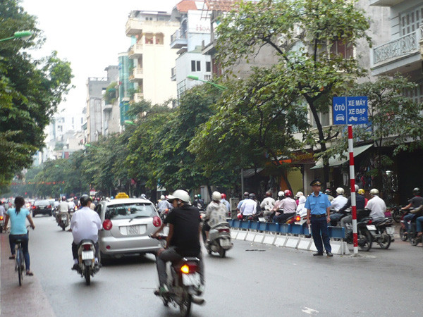 Ngày đầu Hà Nội phân làn đường: Rối loạn
