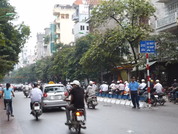 Ngày đầu Hà Nội phân làn đường: Rối loạn
