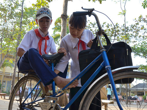 Chị và em học cùng một lớp