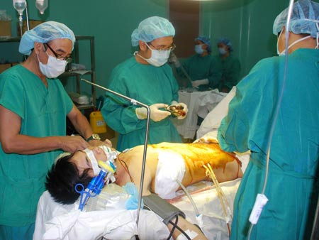 Cứu sống một thanh niên vỡ động mạch phổi
