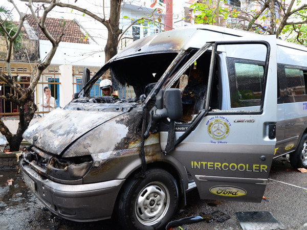 Đang đậu trong sân xe Ford bốc cháy dữ dội