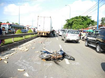 Đi bỏ bánh mì, bị xe container cán chết