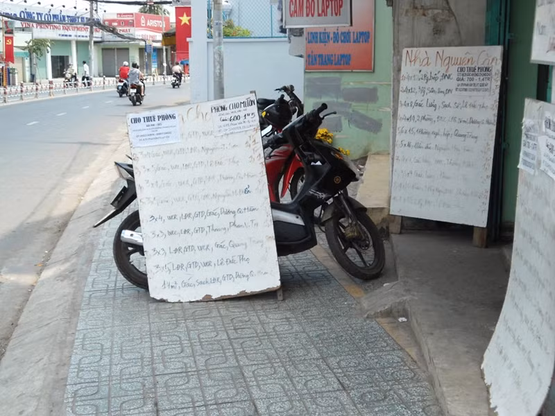 Trước cửa trung tâm trên đường Phan Văn Trị chỉ có mấy tấm biển cũ Ảnh: G.H