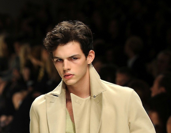 Người mẫu nam Tom Nicon nhảy lầu tự tử