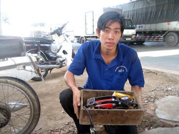 Nguyễn Nhật Tân và bộ đồ nghề. Ảnh: Q.M