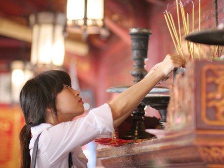 Sĩ tử đến Văn Miếu cầu may trước ngày thi