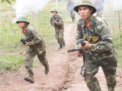 Lính trẻ học đánh trận