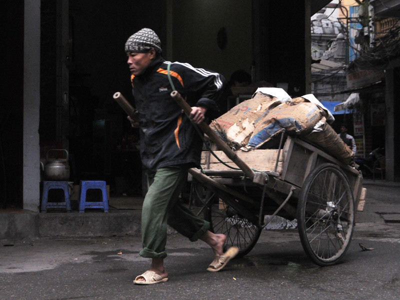 'Thân cò' mưu sinh trong giá rét