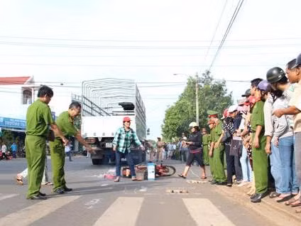 Ô tô đụng xe máy, hai trẻ em tử vong