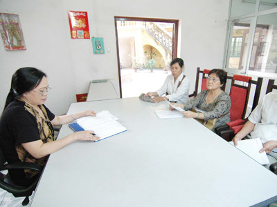 Xây trụ sở to, lo dân không đến