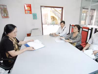 Xây trụ sở to, lo dân không đến
