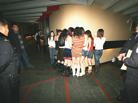 Cảnh sát bắt gái mại dâm làm 'chuyện ấy'