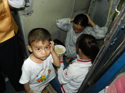 Vạ vật trên tàu về quê đón Tết