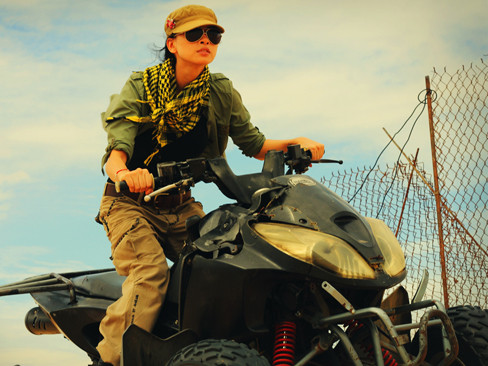 Ngô Thanh Vân tạo dáng cực ngầu trên sa mạc