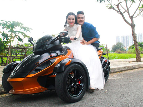 Vũ Hoàng Điệp mặc váy cưới, cưỡi mô-tô 'khủng'