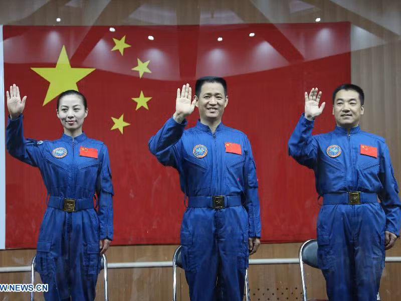 Ba nhà du hành vũ trụ Vương Á Bình (ngoài cùng bên trái), Nhiếp Hải Thắng (giữa), Trương Hiểu Quang gặp gỡ truyền thông trước khi thực hiện nhiệm vụ