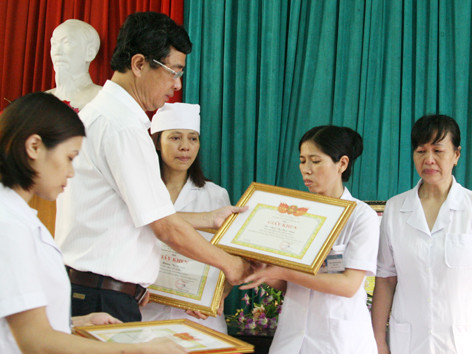 Vụ tiêu cực ở BV Hoài Đức: Nghẹn ngào lễ trao thưởng