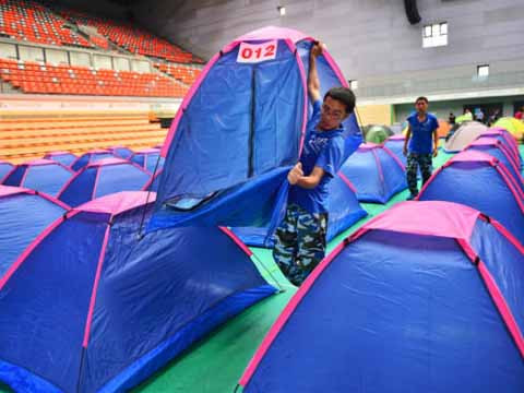 Dựng lều cho phụ huynh đưa con nhập học