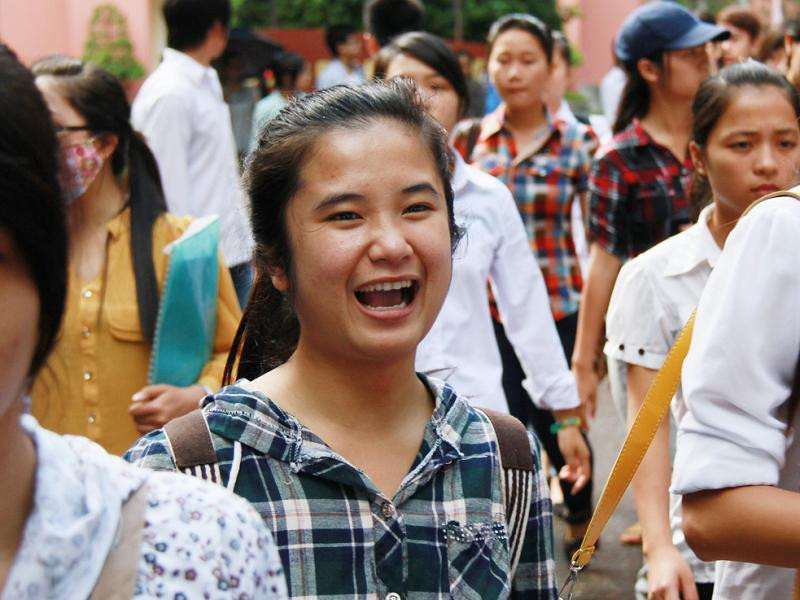 Thí sinh tươi cười ra khỏi phòng thi môn Tiếng Anh (khối A1) kết thức đợt thi thứ nhất