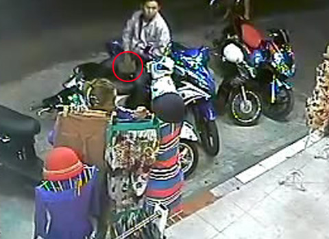 Nam nữ phối hợp cạy cốp Vespa LX trộm ví tiền