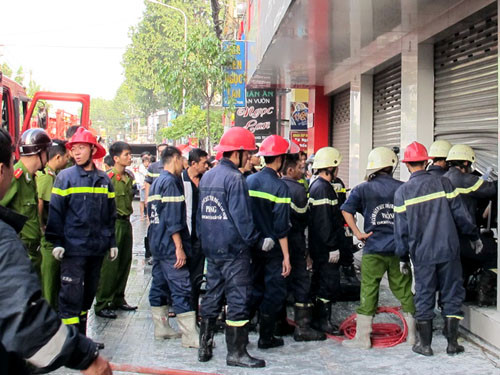 Lực lượng PCCC phá cửa cuốn