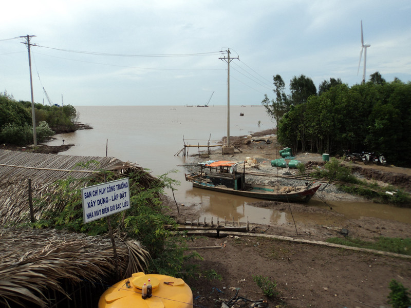 “Ban chỉ huy công trường Xây dựng-Lắp đặt nhà máy điện gió Bạc Liêu” ở gầm cầu Chiên Túp 1. Ảnh: Sáu Nghệ