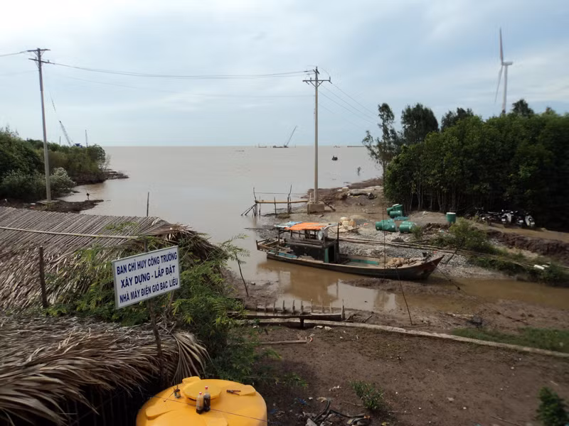 “Ban chỉ huy công trường Xây dựng-Lắp đặt nhà máy điện gió Bạc Liêu” ở gầm cầu Chiên Túp 1. Ảnh: Sáu Nghệ