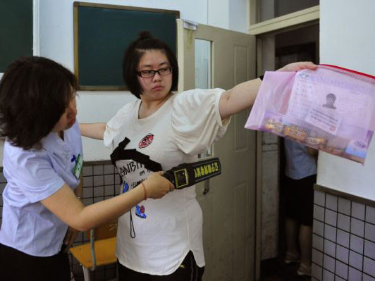 Thi đại học, nữ sinh bị kiểm tra áo ngực