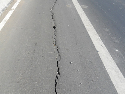 Cầu mới xây, nứt dọc nhiều vết dài