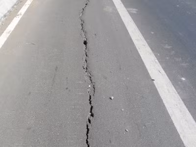 Cầu mới xây, nứt dọc nhiều vết dài