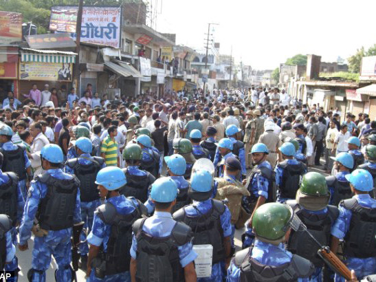 Chính phủ phải huy động hàng trăm binh sỹ đến dẹp bạo động