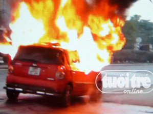 Ôtô bốc cháy, một phụ nữ thoát chết