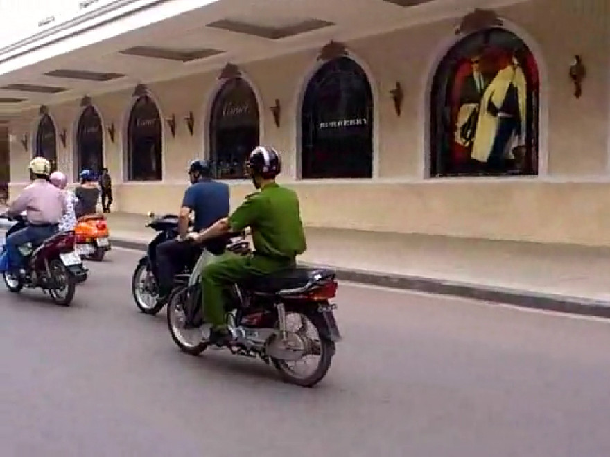 Công an vô tư vi phạm luật giao thông