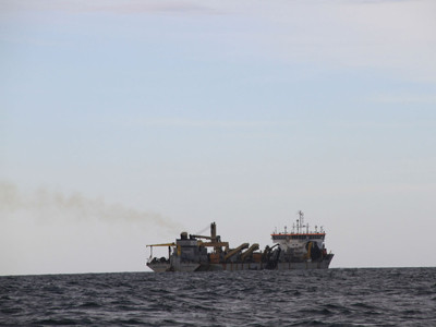 Tàu lạ hút cát trái phép trên biển Hà Tĩnh