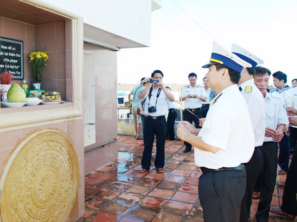 Đoàn công tác thắp nhang bên am thờ, nơi có khắc bài thơ Thần của Lý Thường Kiệt