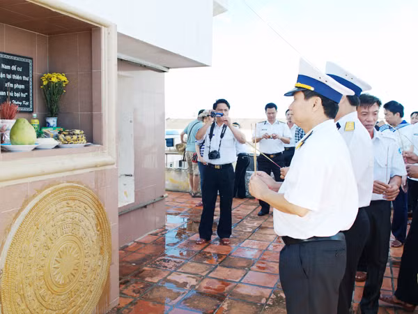 Đoàn công tác thắp nhang bên am thờ, nơi có khắc bài thơ Thần của Lý Thường Kiệt