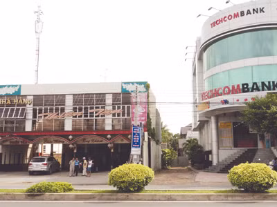 Sau khi nắn đường, đất của Chủ tịch Đấu ở bên phải đã được xây lên tòa nhà cho thuê và phía sau còn hai tòa nhà khác. Còn đất của bà Khoa bên trái, nhà cửa được thông báo di dời để làm đường giai đoạn hai Ảnh: Sáu Nghệ