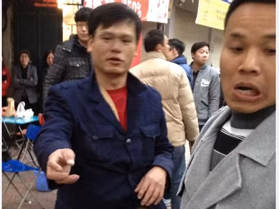 Lái xe trình bày với phóng viên
