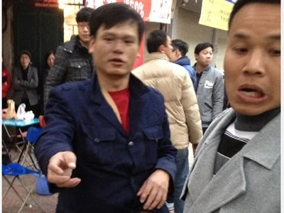 Lái xe trình bày với phóng viên