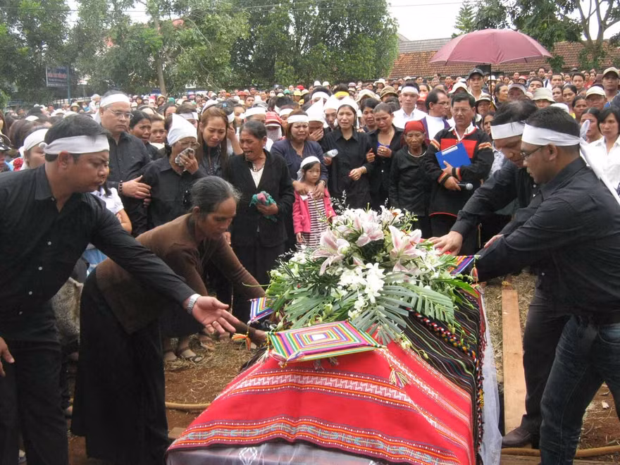 Tiễn đưa già làng huyền thoại Ama Rin về nơi an nghỉ cuối cùng