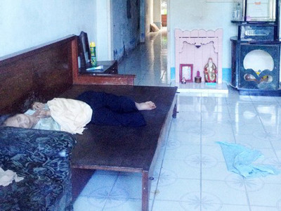 Chủ đại lý vé số 'nhốt' mẹ gần 90 tuổi