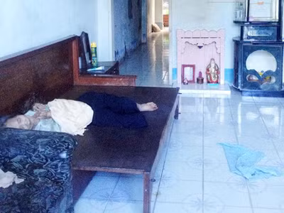 Chủ đại lý vé số 'nhốt' mẹ gần 90 tuổi