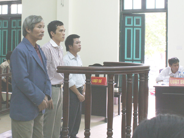 Ba bị cáo đứng nghe tuyên án