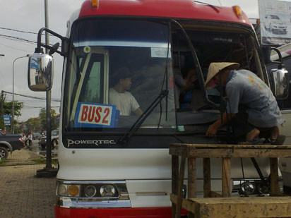 Nghệ An: Côn đồ tấn công xe du lịch