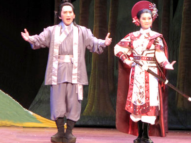 NSƯT Kim Tử Long (cùng với nghệ sĩ Quế Trân) trong vở cải lương Má hồng soi kiếm bạc