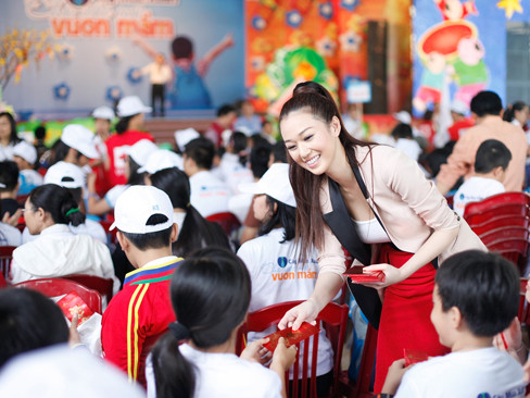 Khánh My tặng lì xì cho trẻ em nghèo