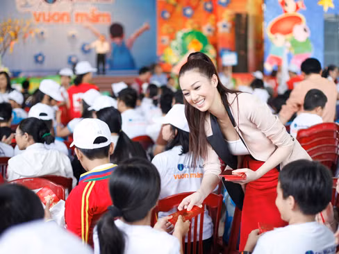 Khánh My tặng lì xì cho trẻ em nghèo